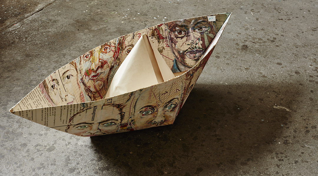 Ein Schiff aus Papier mit Portraits